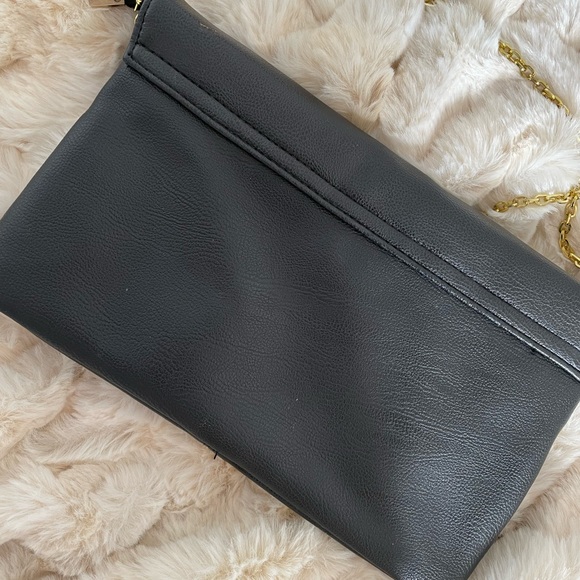 Black and gold clutch/bag with Chain Strap - Picture 5 of 7